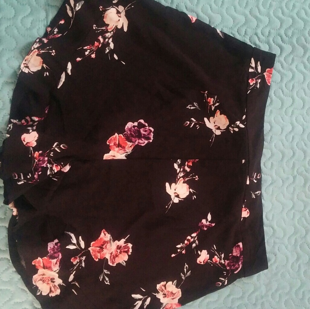 Floral Ruffle Shorts - Picture 2 of 3